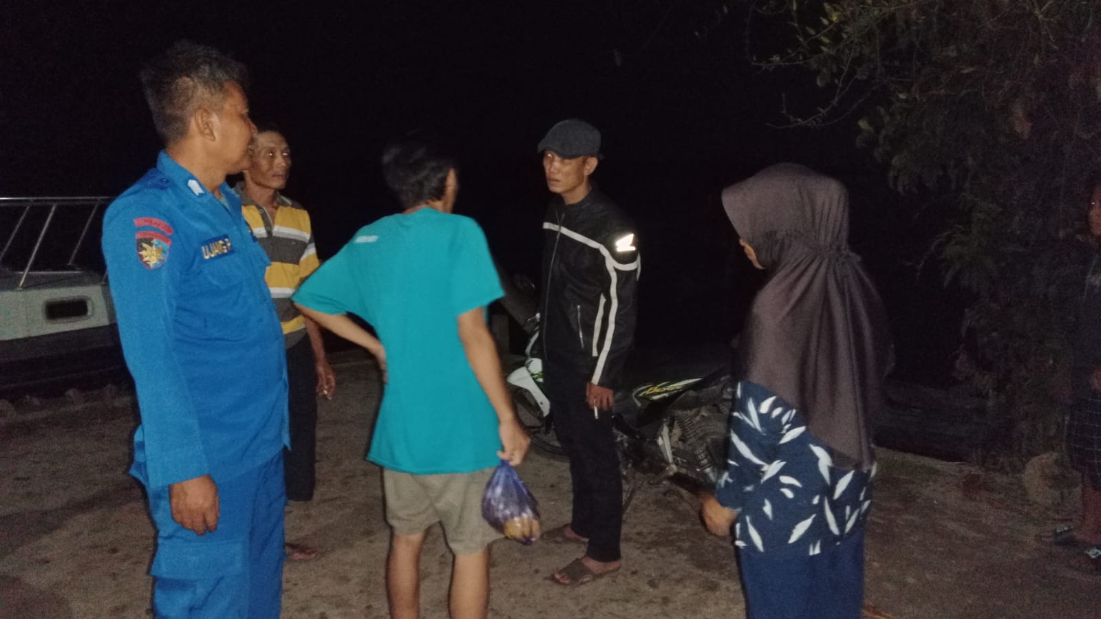 Laksanakan Patroli , Personel Kapal Polisi XVIII - 2005 Ditpolairud Temukan Seorang Warga Yang Terapung di Sungai Dengan Sebuah Bambu
