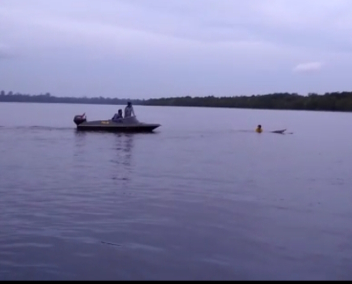 Laksanakan Patroli , Personel Kapal Polisi XVIII - 2005 Ditpolairud Temukan Seorang Warga Yang Terapung di Sungai Dengan Sebuah Bambu
