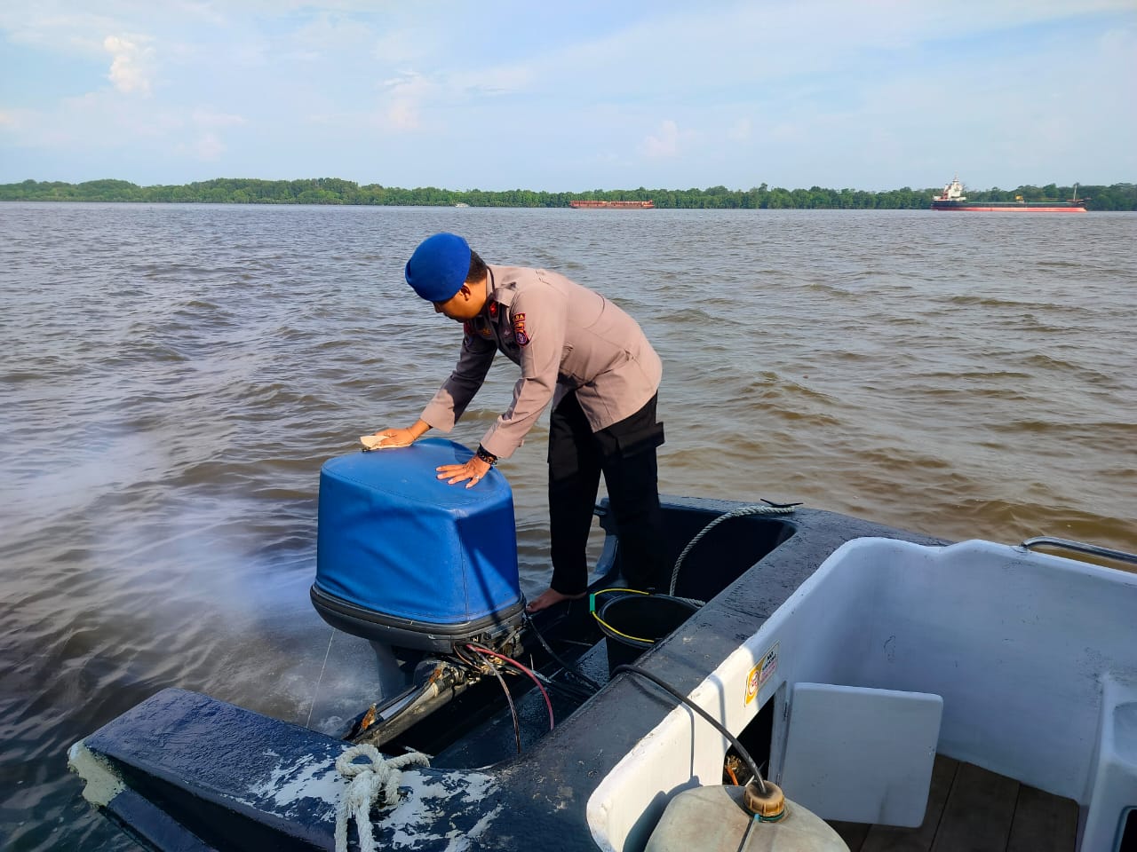 Optimalkan Fungsi Sarana Apung Dinas, ABK KP XVIII-1005 Bersihkan dan Cek Kondisi Kapal Secara Rutin.