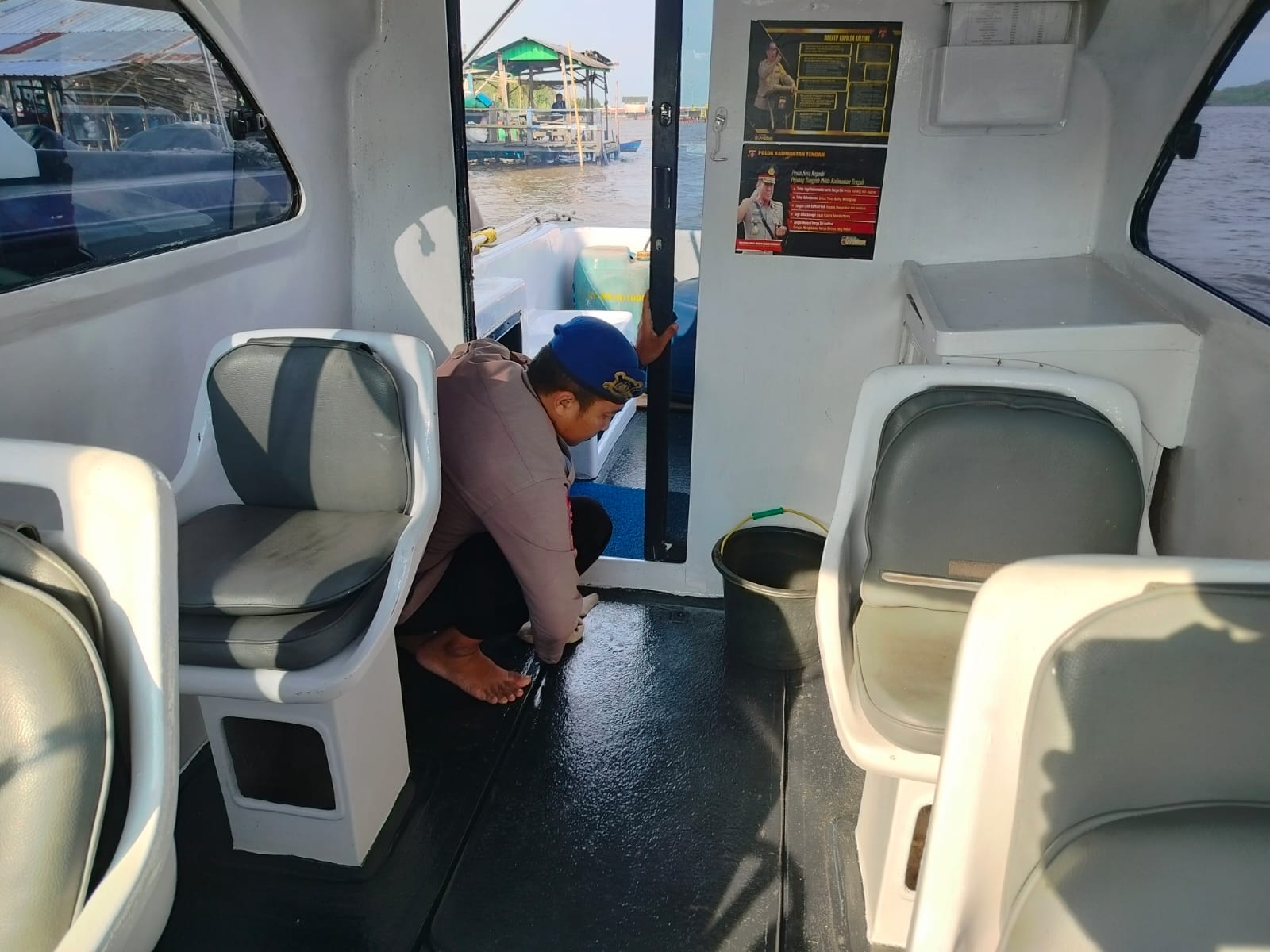 Optimalkan Fungsi Sarana Apung Dinas, ABK KP XVIII-1005 Bersihkan dan Cek Kondisi Kapal Secara Rutin.