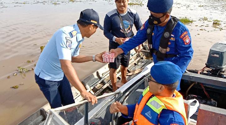 Ramadhan Bulan Penuh Berkah, Ditpolairud Bagikan Takjil Pada Masyarakat Das Barito