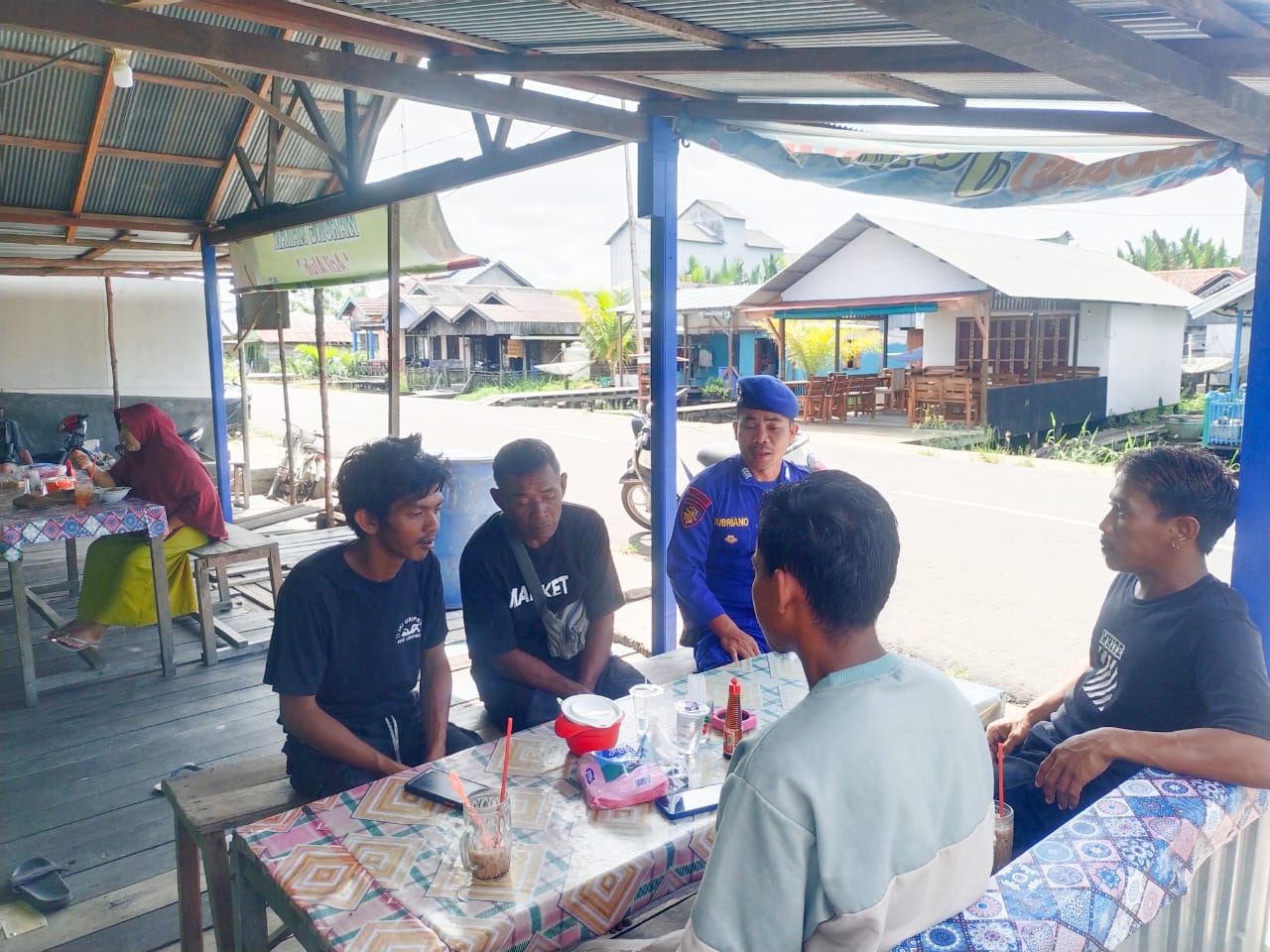 Bangun Sinergitas Dengan Masyarakat, Ditpolairud Laksanakan Patroli Jalan Kaki