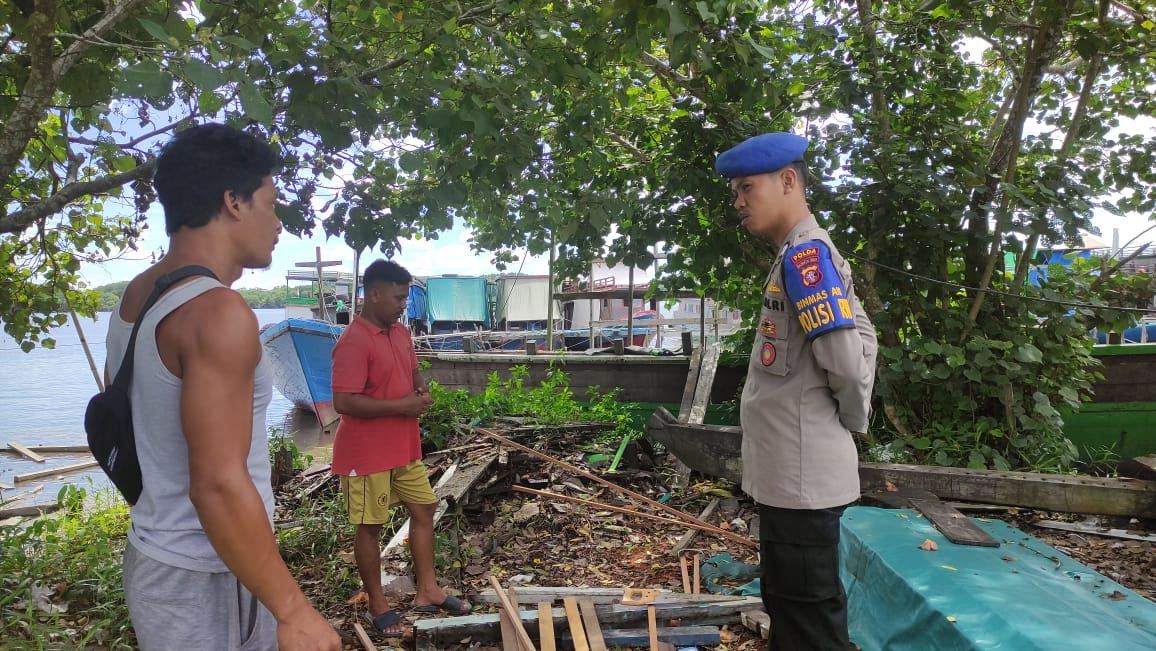 Personel KP XVIII-2004 Sambangi Warga Pesisir Dan Berikan Imbauan