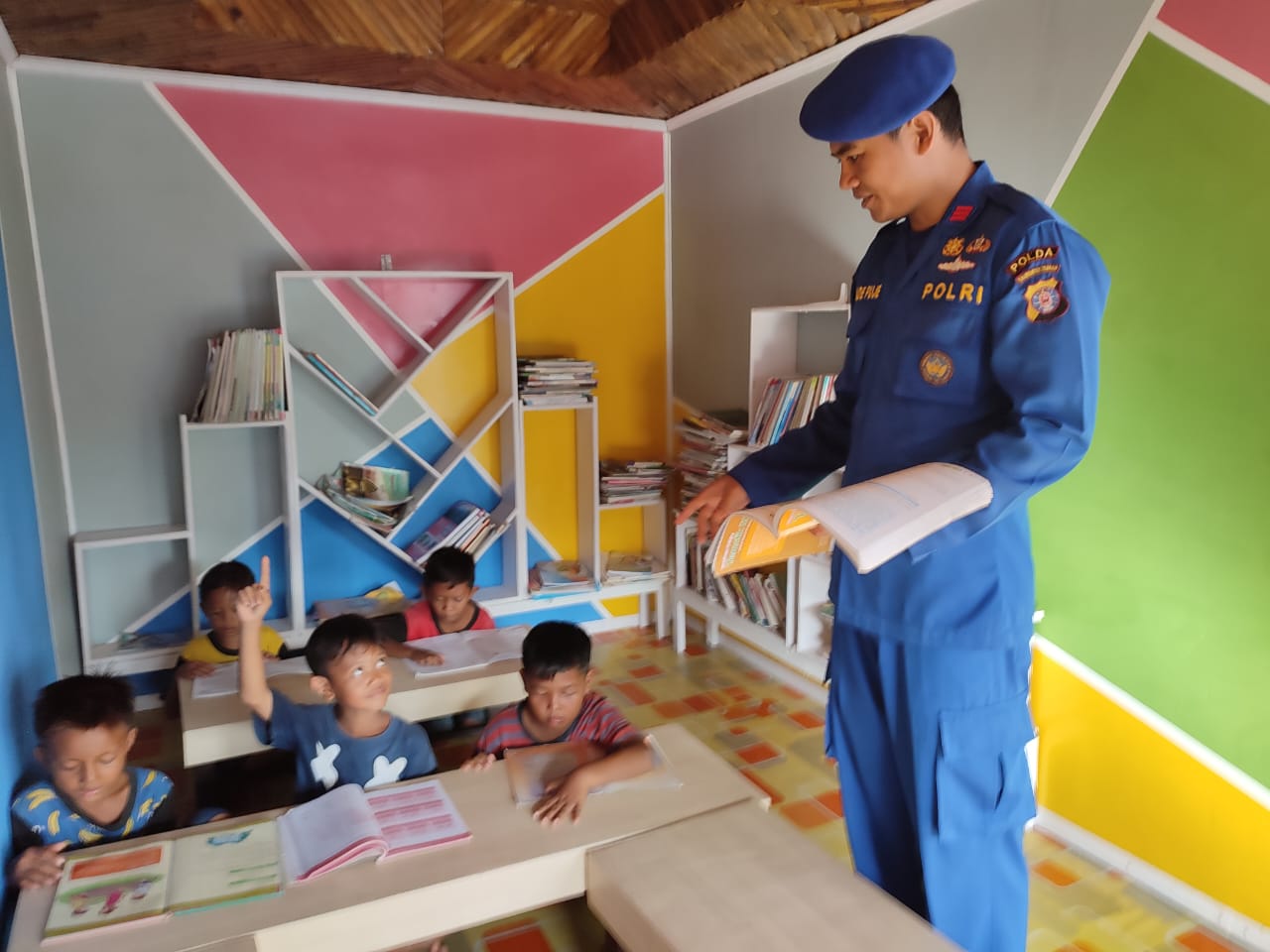 Perpustakaan Mako Perwakilan Pagatan Ditpolairud Jadi Tempat Favorit Anak - Anak Pesisir Belajar Dan Bermain Di Waktu Senggang