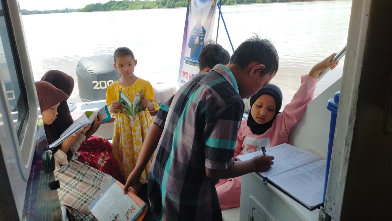 Baca Buku Mengubah Masa Depan, KMH 1004 Hadir Sediakan Buku Bacaan