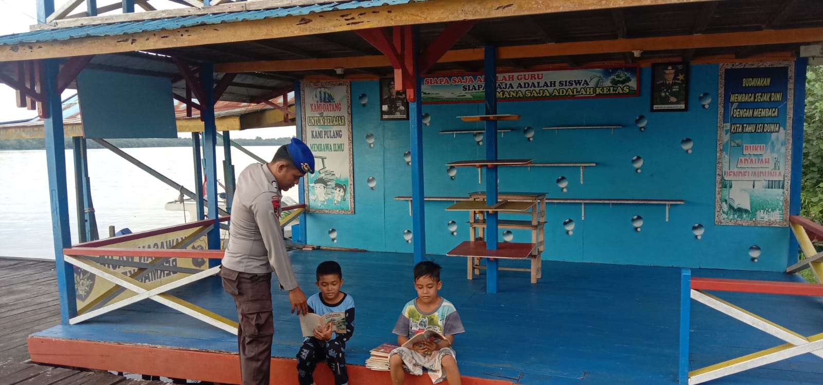 Peduli Pendidikan, Personel Ditpolairud Ayomi Anak-Anak Yang Berkunjung ke PBMH
