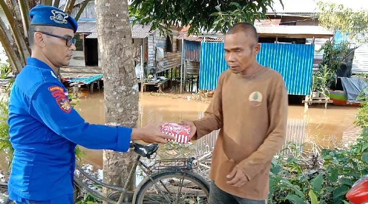 Mako Polair Perwakilan Palangkau Lama Bagi - Bagi Takjil Pada MasyarakatÂ BantaranÂ Sungai