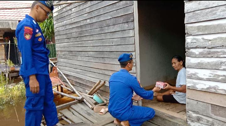 Mako Polair Perwakilan Palangkau Lama Bagi - Bagi Takjil Pada MasyarakatÂ BantaranÂ Sungai