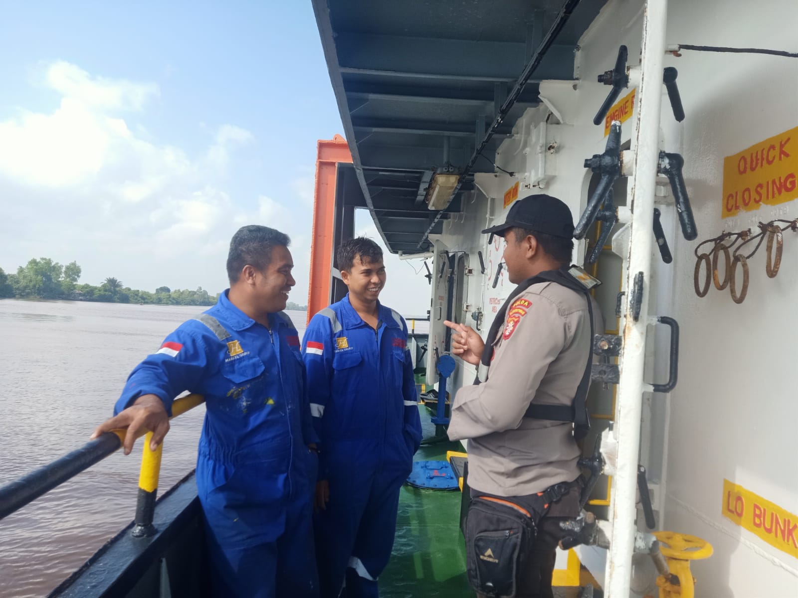 Personel KP XVIII - 2006 Ditpolairud Sosialisasikan Bahaya Narkoba Pada Kapal Sandar Di Das Mentaya