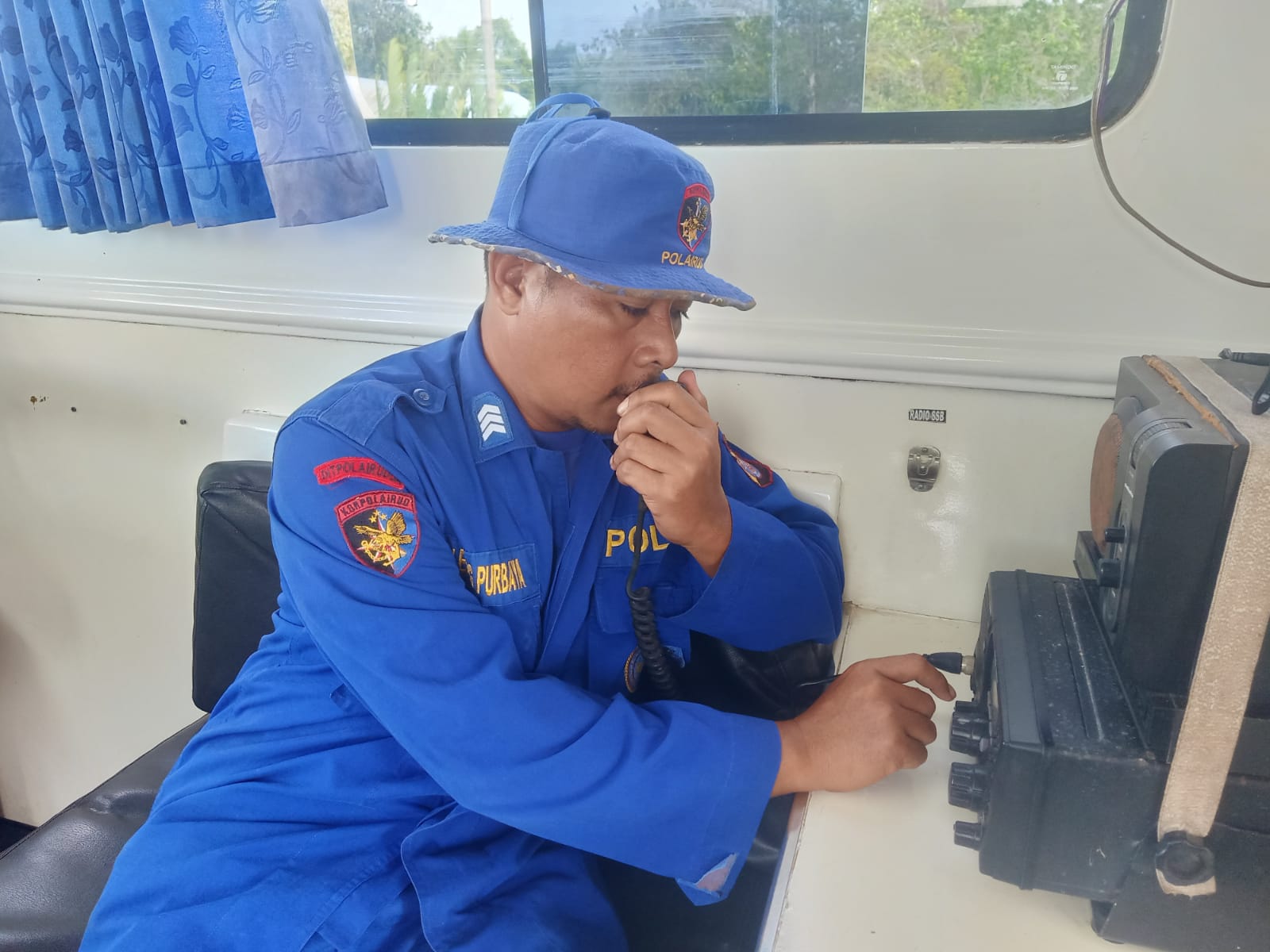 Personel KP XVIII-2006 Ditpolairud, Berikan Imbauan Keselamatan Lewat Radio VHF Channel 16