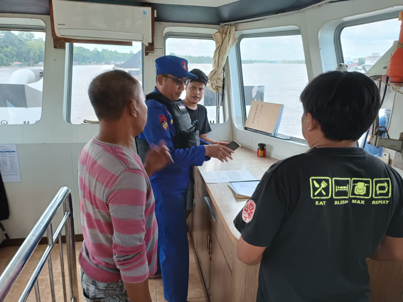 Cegah Terjadi Tindak Pidana Di Perairan Barito, Kapal Polisi KP XVIII 2001 Ditpolairud Masifkan Kegiatan Patroli