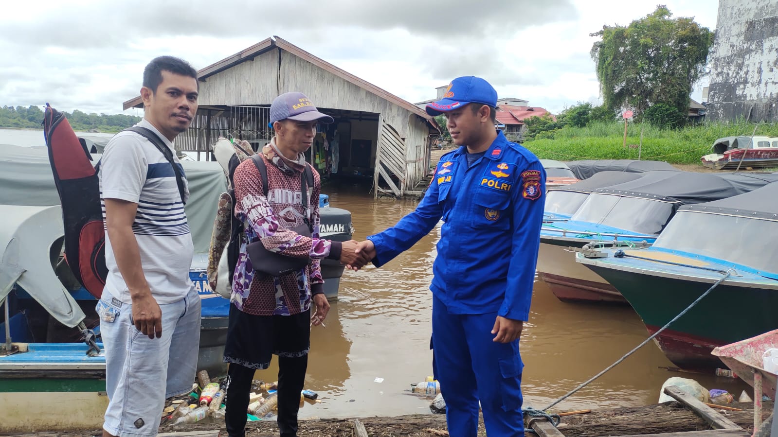 Cegah Ilegal Fishing, Personel KP XVIII- 2001 Ditpolairud Berikan Imbauan Kepada Masyarakat Barito 