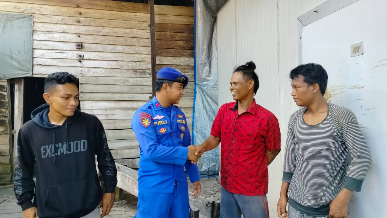 Antisipasi Gangguan Kamtibmas di Wilayah Kuala Jelai , Personel Ditpolairud Laksanakan Patroli Jalan Kaki