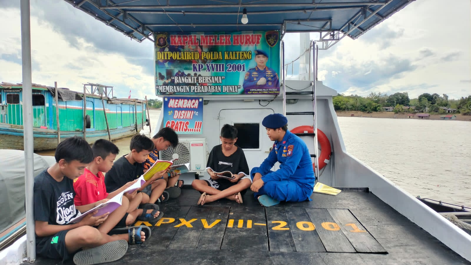 Ditpolairud Polda Kalteng Dukung Dunia Pendidikan Lewat Kapal Melek Huruf
