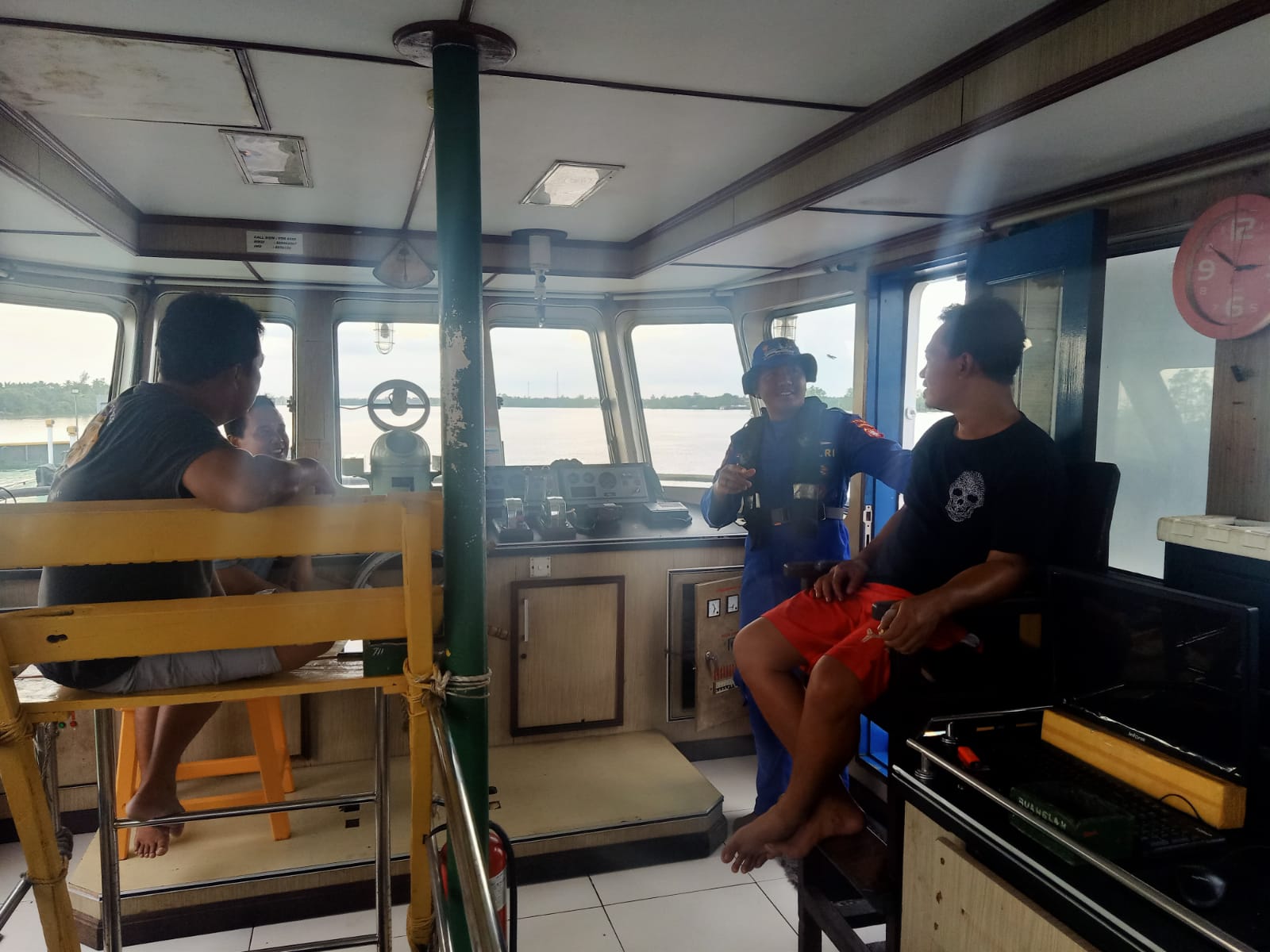Masuki Musim Angin Tenggara,Personel Kapal Patroli Ditpolairud Berikan Imbauan Hal Ini