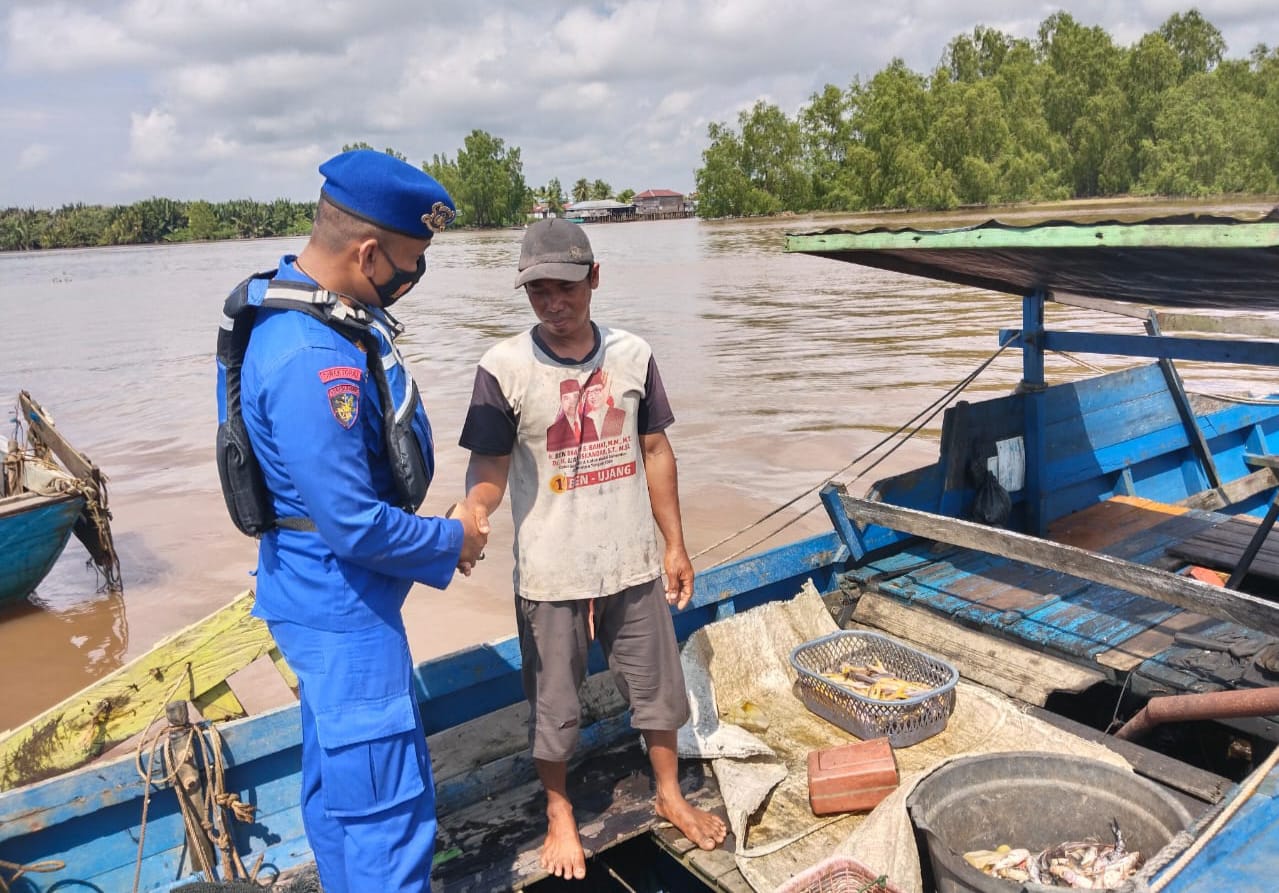 Jaga Ekosistem Ikan Di Perairan Kapuas, Ditpolairud Pastikan Proses Tangkap Ikan Sesuai Ketentuan