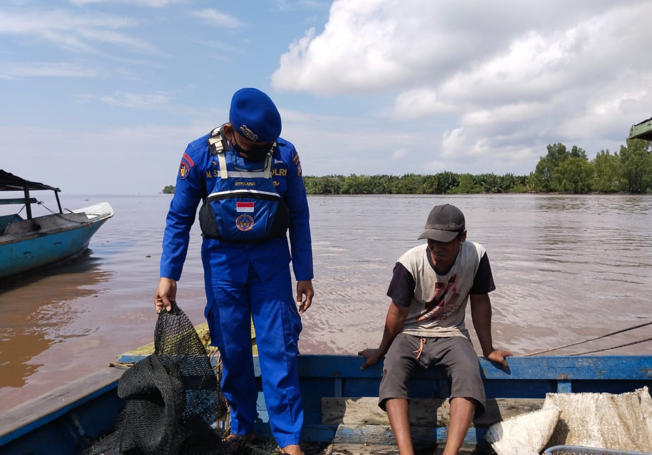 Jaga Ekosistem Ikan Di Perairan Kapuas, Ditpolairud Pastikan Proses Tangkap Ikan Sesuai Ketentuan