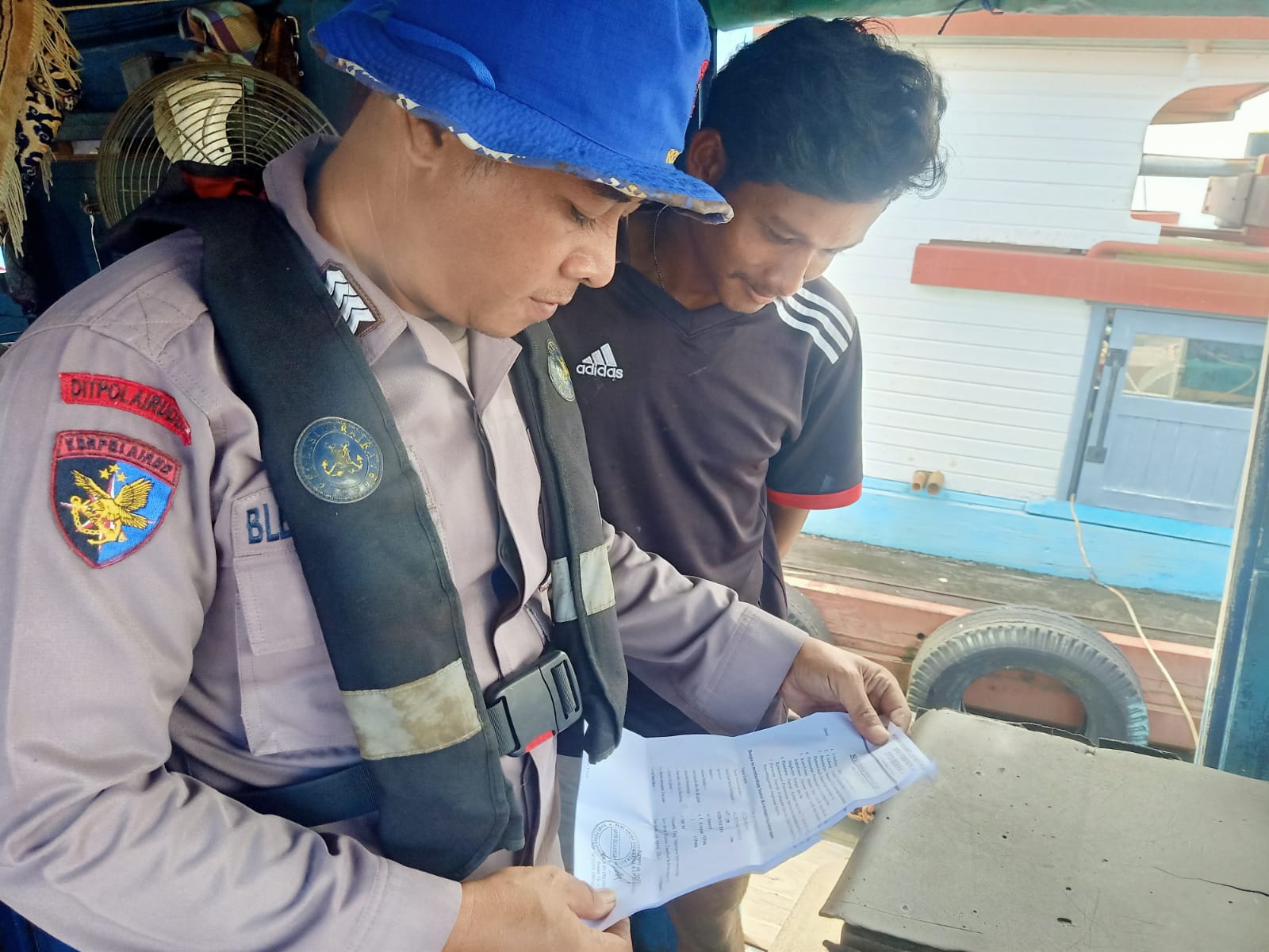Cegah Pelanggaran Di Perairan, Personel KP XVIII 2006 Ditpolairud Cek Rutin Dokumen Kapal Melintas Das Mentaya