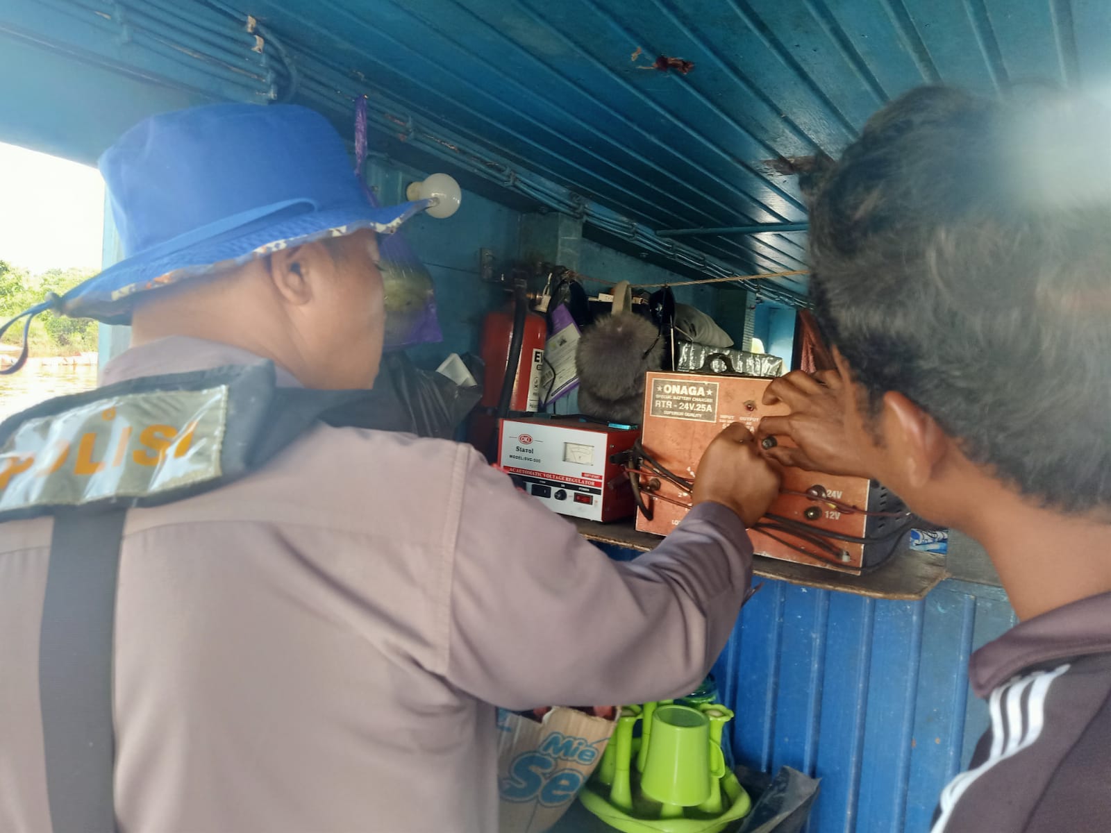 Cegah Pelanggaran Di Perairan, Personel KP XVIII 2006 Ditpolairud Cek Rutin Dokumen Kapal Melintas Das Mentaya