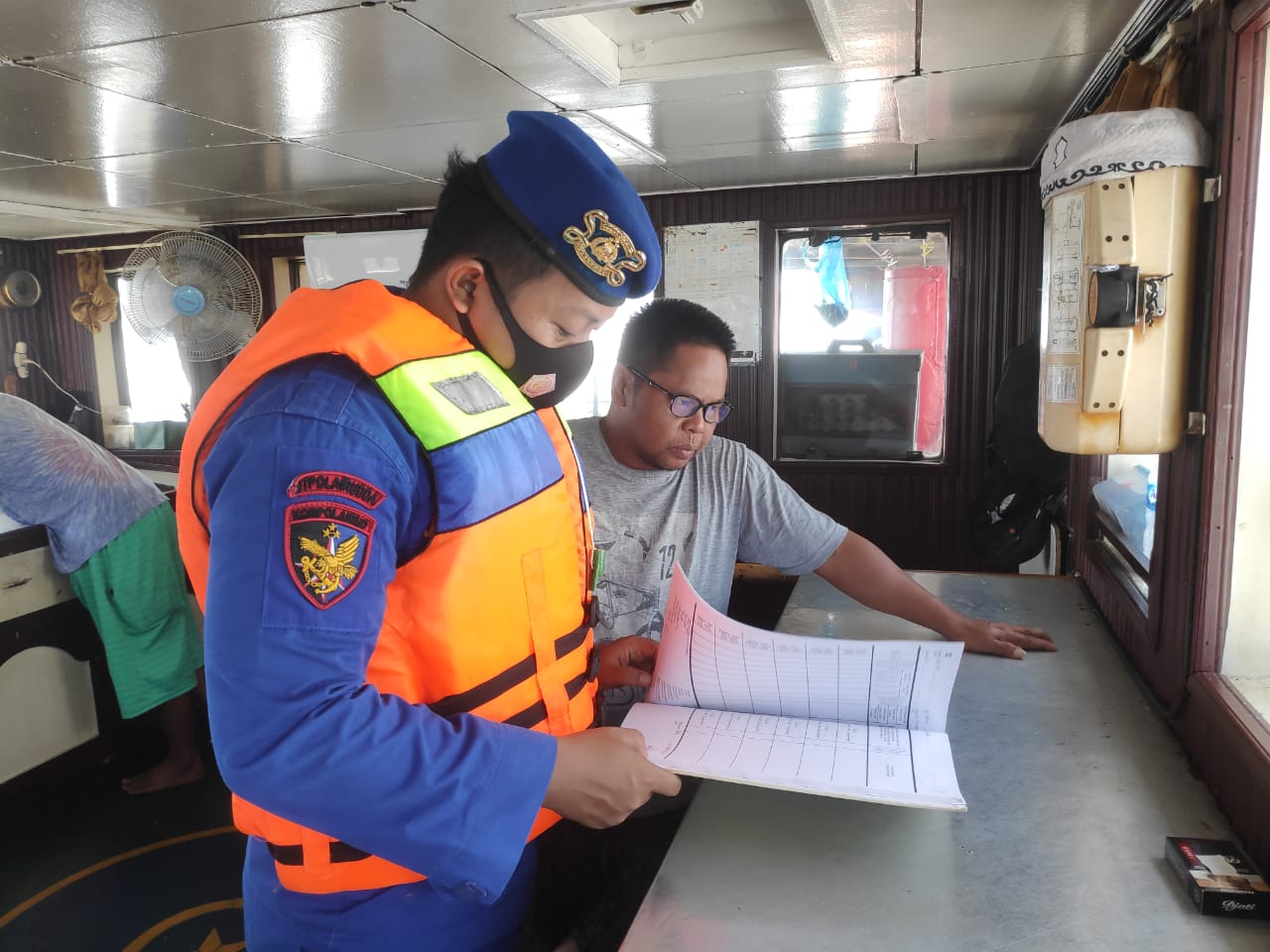 Jamin Situasi Perairan Das Katingan Aman Dan Kondusif , Personel KP XVIII-1002 Ditpolairud Rutin Laksanakan Pemeriksaan Kapal Melintas