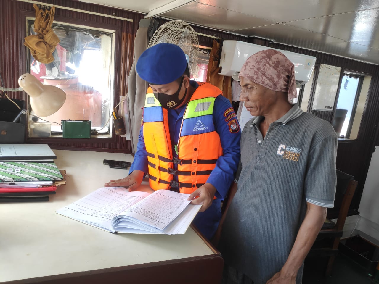 Jamin Situasi Perairan Das Katingan Aman Dan Kondusif , Personel KP XVIII-1002 Ditpolairud Rutin Laksanakan Pemeriksaan Kapal Melintas