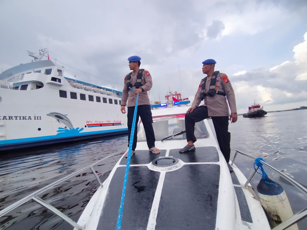 Kolaborasi Personel Kapal Polisi KPÂ  XVIII-2005 dan KP XVIII -1004 DitpolairudÂ  Jaga Alur Kapal Sandar Di Pelabuhan Habaring Hurung Sampit