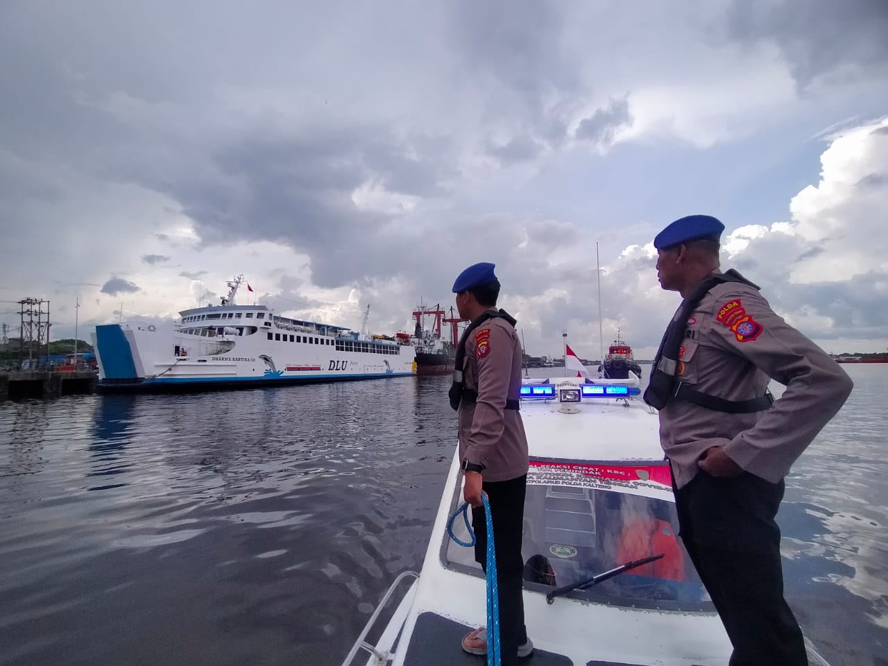 Kolaborasi Personel Kapal Polisi KPÂ  XVIII-2005 dan KP XVIII -1004 DitpolairudÂ  Jaga Alur Kapal Sandar Di Pelabuhan Habaring Hurung Sampit