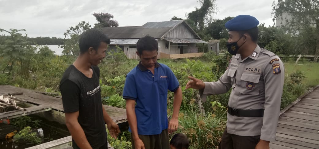 Cegah Karhutla, Personel Ditpolairud Berikan Imbauan Warga Desa Kumpai