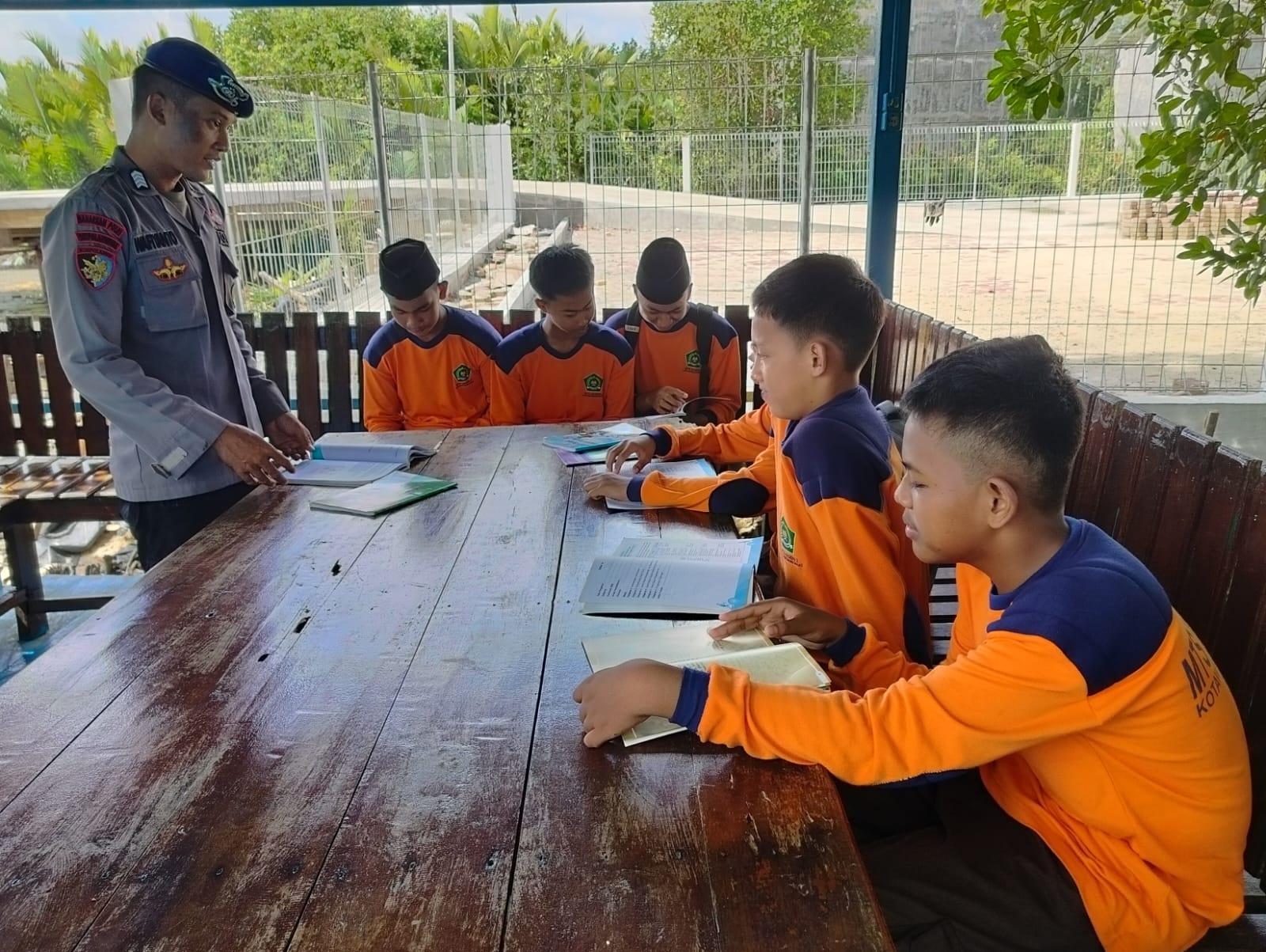 Memfasilitasi Belajar, Mako Perwakilan Kumai Masih Rutin Dikunjungi anak-anak Pesisir MTSN Negeri 2 Kumai