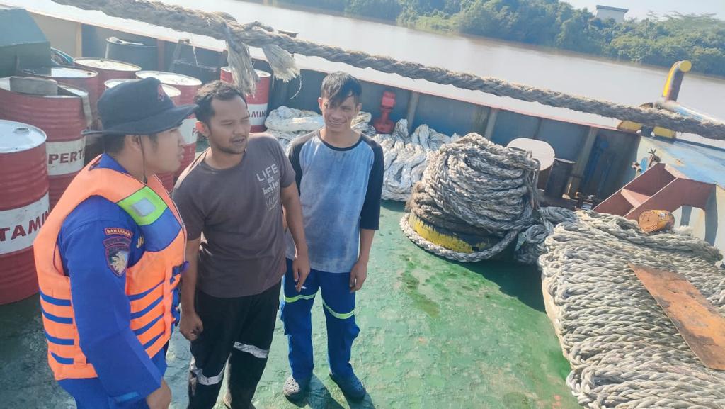 Pastikan Pelayaran aman, Personel KP XVIII-2002 Pantau Langsung Melalui Radio Channel 16 VHF