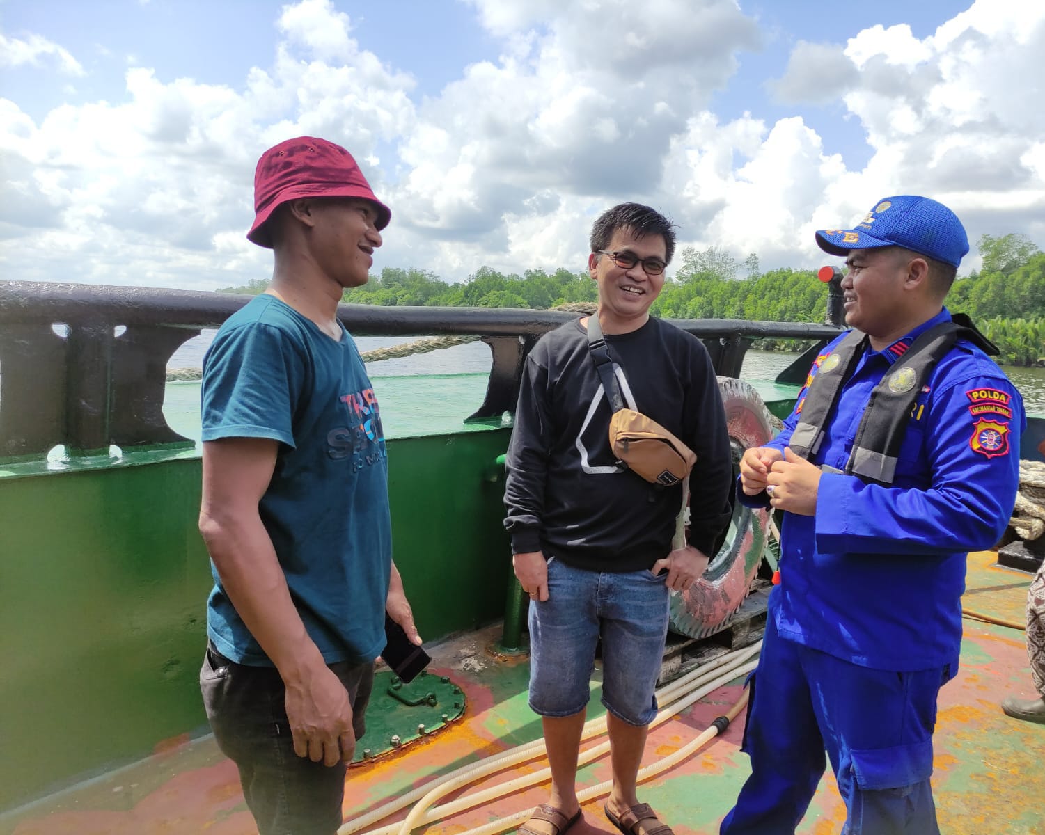 Tingkatkan Keamanan Pelayaran, Ditpolairud Cek Dokumen Pelayaran Kapal Di Das Kumai