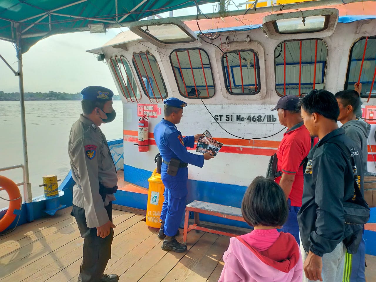 Berikan Tindakan Pre-emtif , Personel Kapal Polisi XVIII - 2005 Ditpolairud Tempel Stiker Di Pelabuhan Penyebrangan Sampit