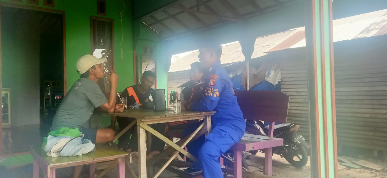 Polisi RW Ditpolairud Sambangi Warga Palangkau Lama Di Sela Istirahat Aktivitas Kerja
