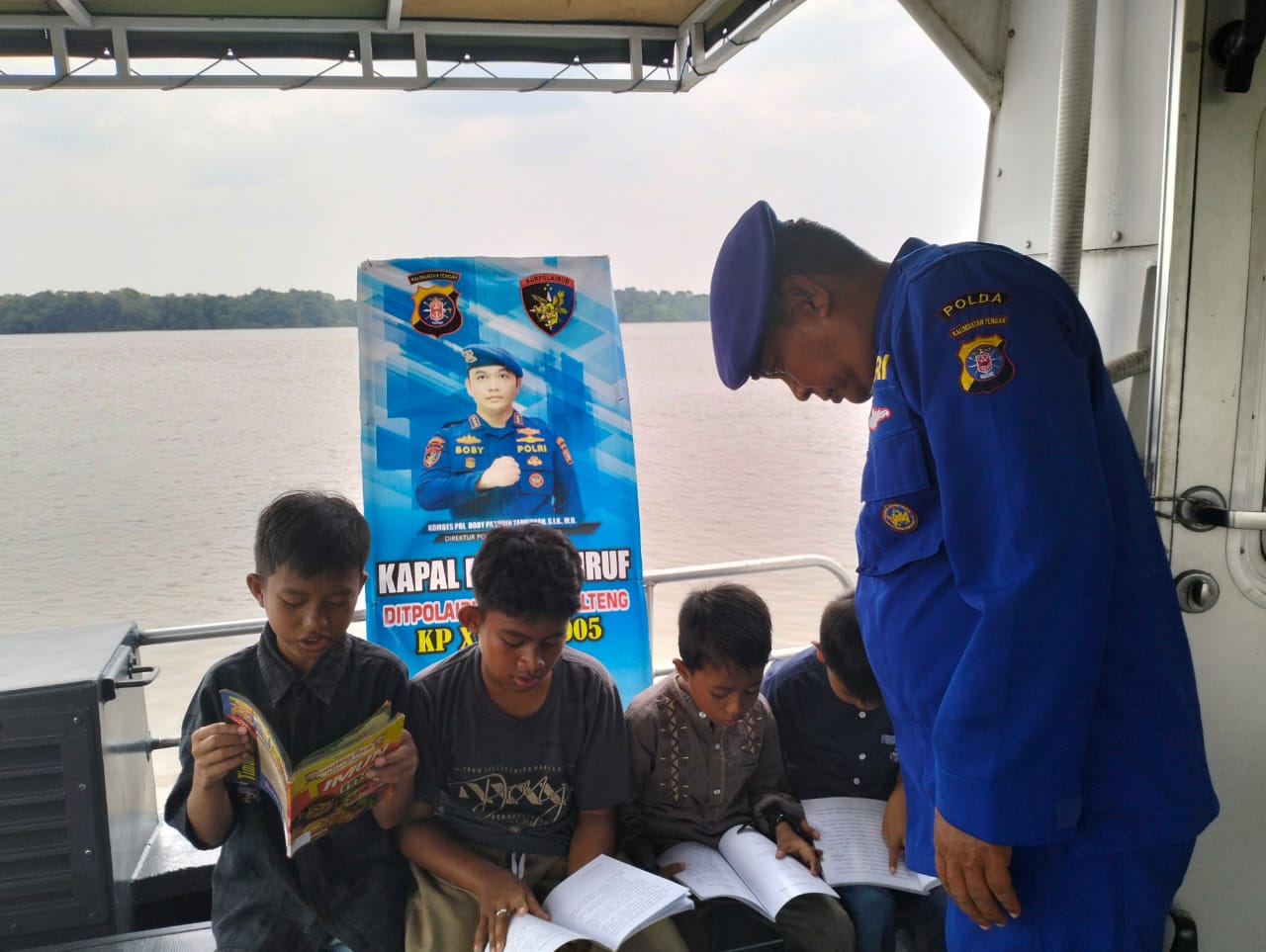 Manfaatkan Hari Libur, Pelajar Desa Bengkirai Kunjungi Perpustakaan Terapung
