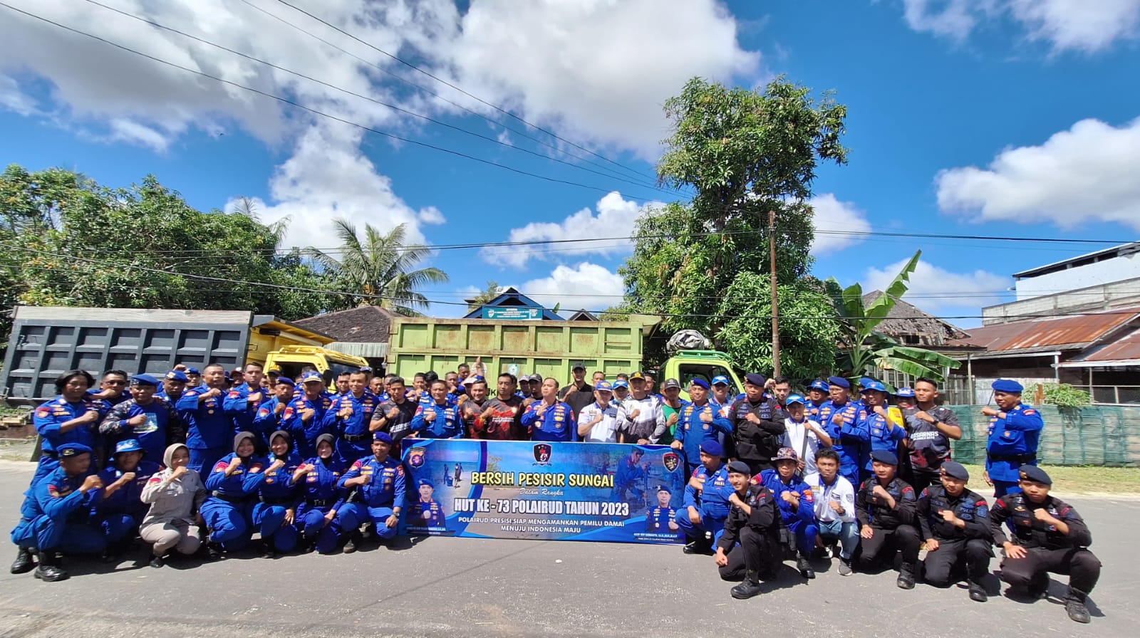 Antusias Masyarakat Dan Instansi Terkait Gotong Royong Bersih - bersih Sungai Yang Diadakan Ditpolairud Polda Kalteng