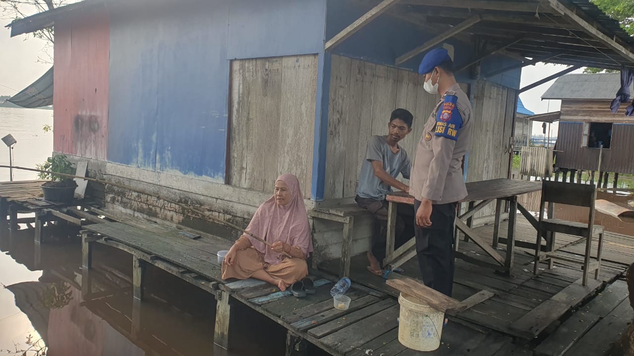Kunjungi Pemukiman Warga, Personel KP 2007 Sisipkan Pesan Kamtibmas