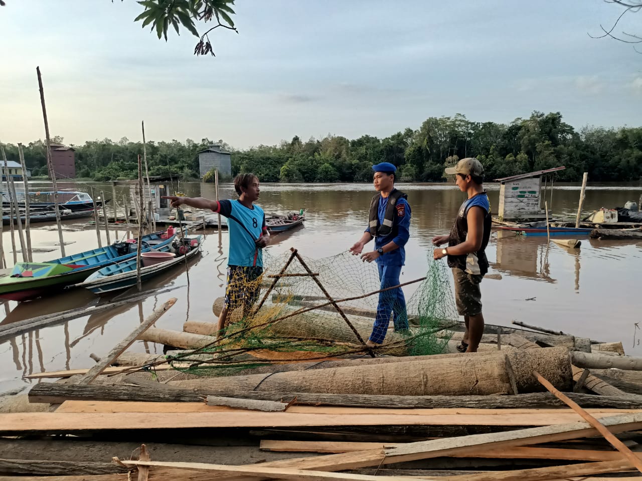 Sambangi Nelayan Di Desa Manyuluh, Personel Ditpolairud Sampaikan Hal Ini