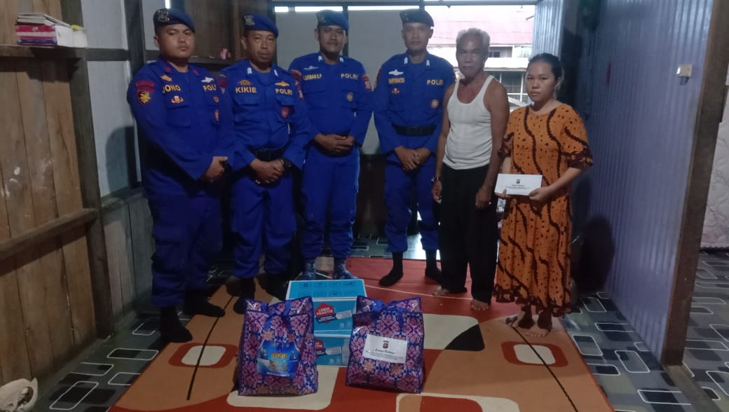 Peduli Sesama, Ditpolairud Polda Kalteng Berikan Bansos Pada Keluarga Korban Yang Di Mangsa Buaya