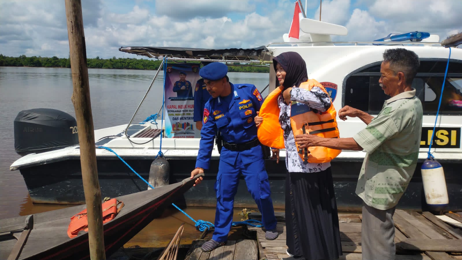 Peduli Terhadap Perjuangan Tenaga Pendidik, Ditpolairud Bagikan Life Jacket Kepada Guru Sekolah