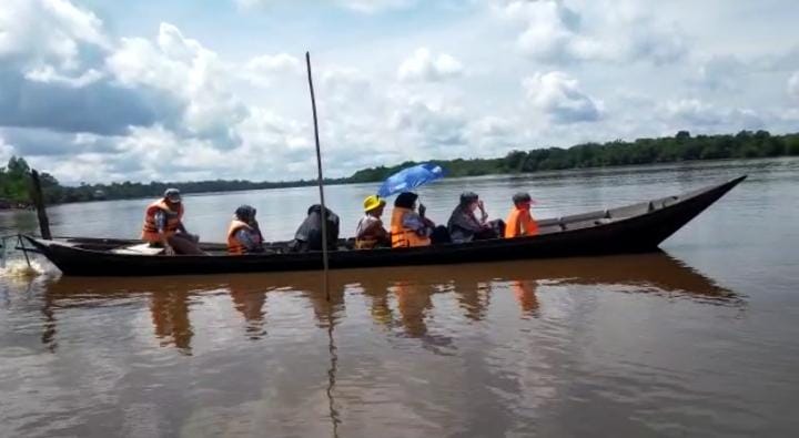 Peduli Terhadap Perjuangan Tenaga Pendidik, Ditpolairud Bagikan Life Jacket Kepada Guru Sekolah