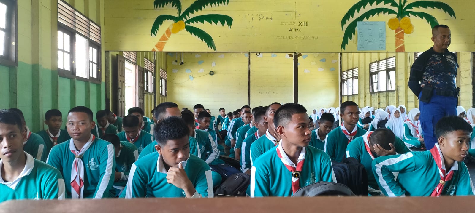 Personel Ditpolairud Berikan Materi Pembinaan Karakter Siswa di SMKN 1 Hanaut
