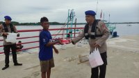Tali Asih Di Bulan Ramadhan, Ditpolairud Membagikan Takjil