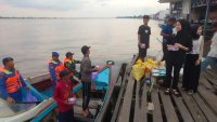 Tebar Keberkahan Di Bulan Ramadhan, Personel Mako Perwakilan Ditpolairud Bagi- Bagi Takjil