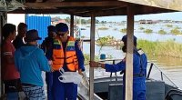 Mako Polair Perwakilan Palangkau Lama Bagi - Bagi Takjil Pada MasyarakatÂ BantaranÂ Sungai