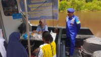 Tingkatkan Pelayanan Kepada Masyarakat Desa Sekonyer, Ditpolairud Adakan Perpustakaan dan Klinik Terapung