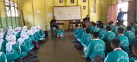 Personel Ditpolairud Berikan Materi Pembinaan Karakter Siswa di SMKN 1 Hanaut